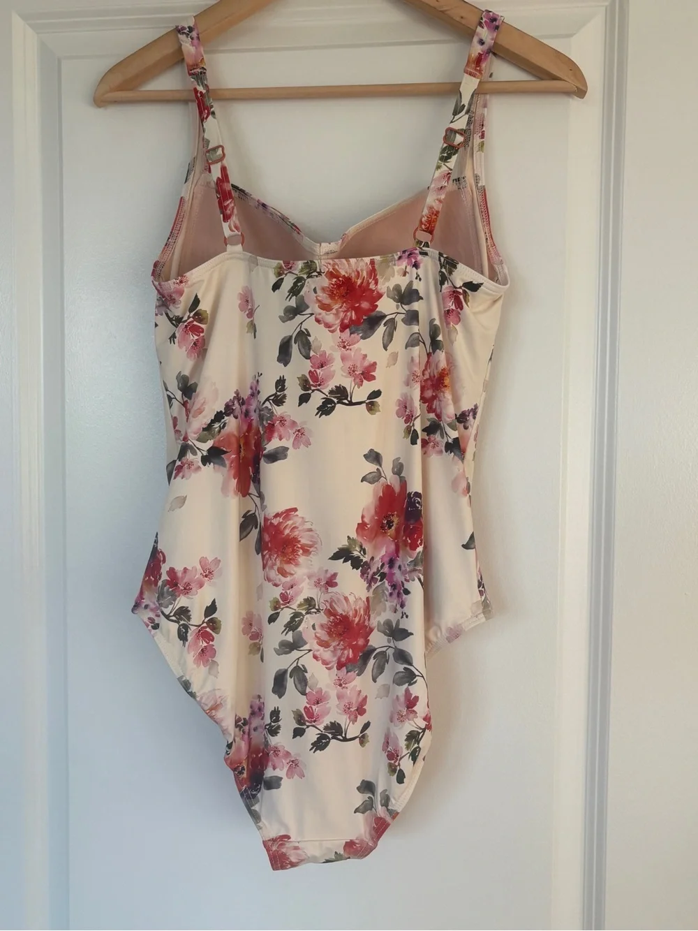 Niptuck Swim sz 10 Joanne Floral One-Piece Swimsuit Bathing Suit Tummy Control